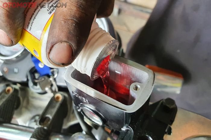 Tips Mengganti Minyak Rem Motor dengan Mudah dan Benar