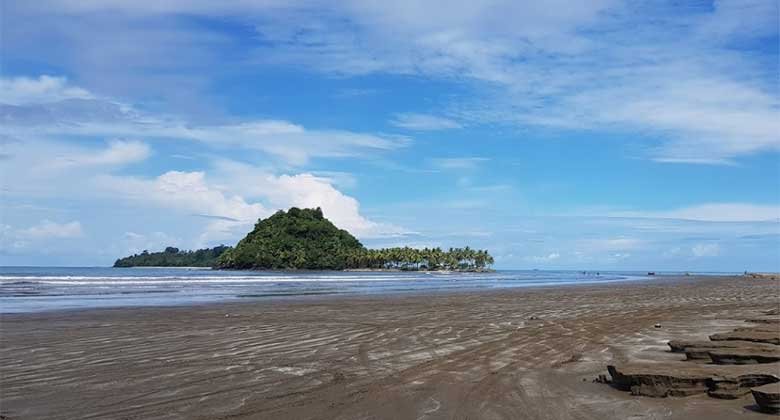 Pantai Air Manis Padang