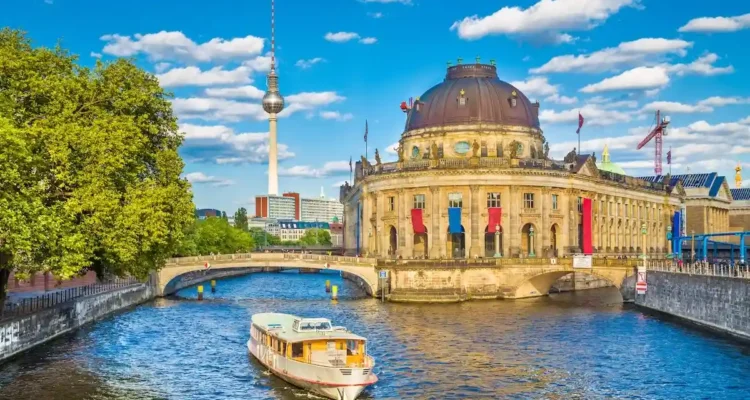 Wisata di Berlin, Kota Berlapis Sejarah yang Membuat Wisatawan Betah Berjalan Lebih Lama
