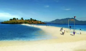 Pantai Lariti, Saat Jalan Pasir Membelah Laut di Ujung Timur Bima
