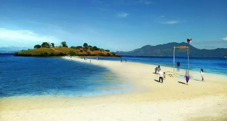 Pantai Lariti, Saat Jalan Pasir Membelah Laut di Ujung Timur Bima