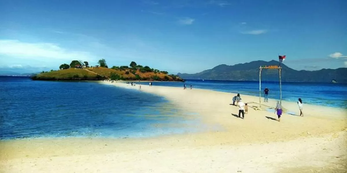 Pantai Lariti, Saat Jalan Pasir Membelah Laut di Ujung Timur Bima